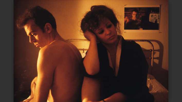 Nan Goldin, Brian and Nan in Kimono (Brian und Nan im Kimono), 1983, Fotografie, aus der Serie The Ballad of Sexual Dependency © Nan Goldin. Courtesy the artist