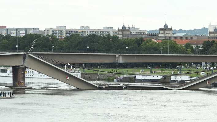 Ein Teil der Carolabrücke in Dresden ist eingestürzt © IMAGO / jmfoto