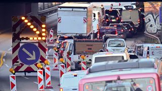 Autos stehen auf der A100 in Richtung der gesperrten Brücke an der Messe im Stau © picture alliance/dpa|Sebastian Gollnow