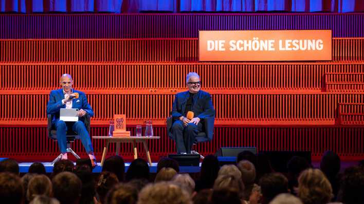 Herbert Grönemeyer zusammen mit Michael Lentz auf der Bühne