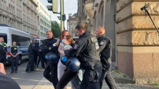 Polizisten führen Menschen ab, 2024, Berlin